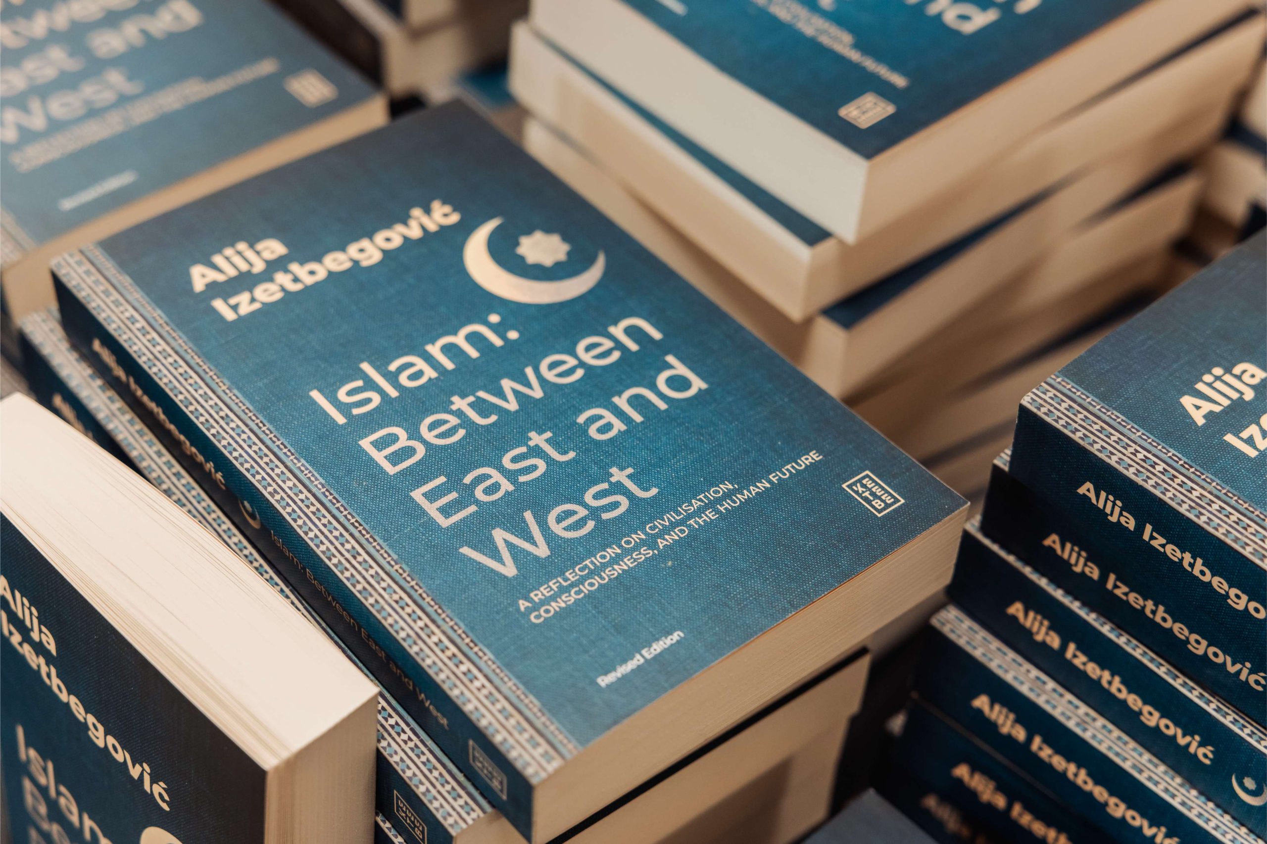Islam between East and West ab