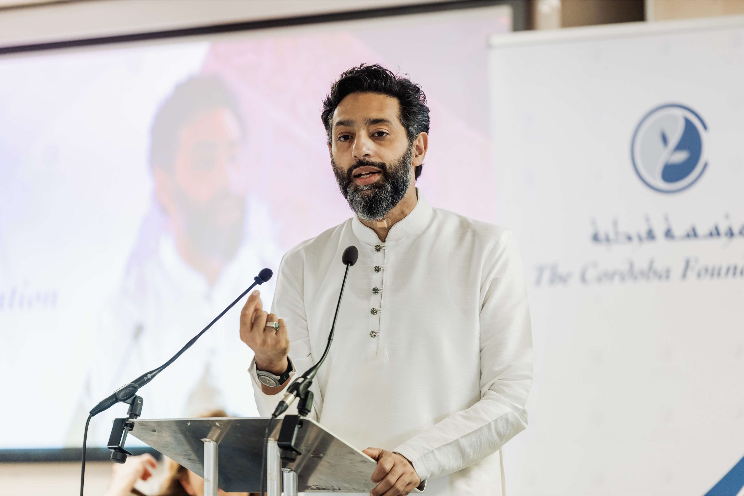 Islam between East and West i